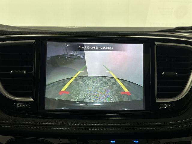 Photo of 2023 Brilliant Black Crystal Pearlcoat Chrysler Pacifica