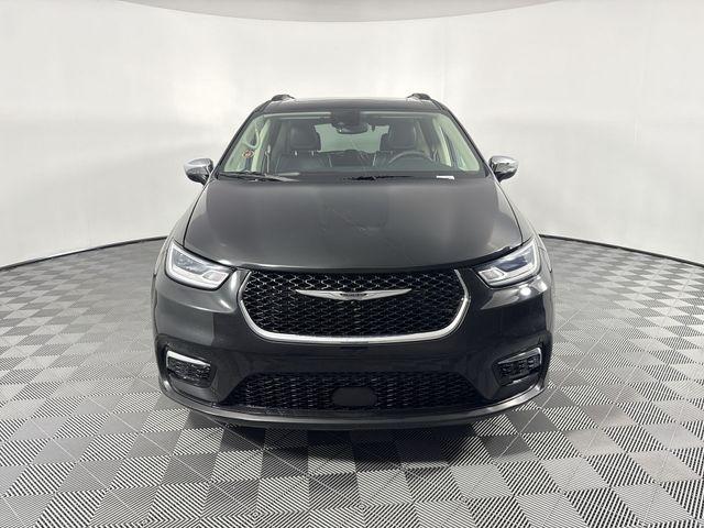 Photo of 2023 Brilliant Black Crystal Pearlcoat Chrysler Pacifica