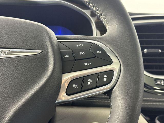 Photo of 2023 Brilliant Black Crystal Pearlcoat Chrysler Pacifica