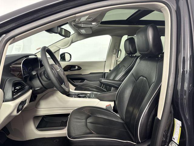 Photo of 2023 Brilliant Black Crystal Pearlcoat Chrysler Pacifica