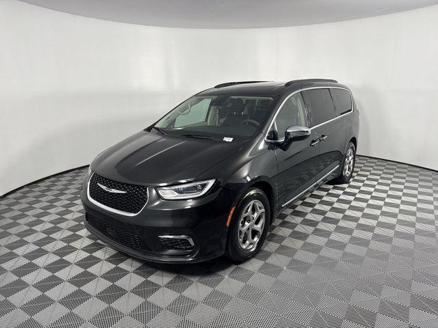 Photo of 2023 Brilliant Black Crystal Pearlcoat Chrysler Pacifica