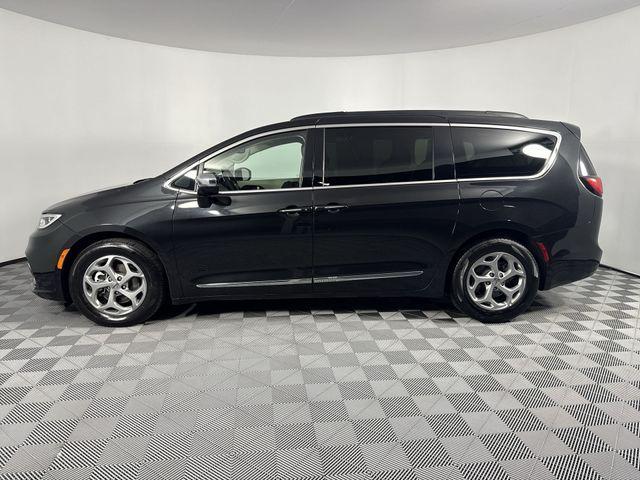 Photo of 2023 Brilliant Black Crystal Pearlcoat Chrysler Pacifica