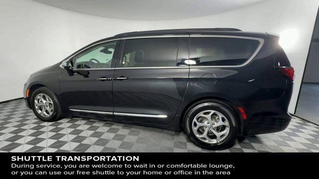 Photo of 2023 Brilliant Black Crystal Pearlcoat Chrysler Pacifica
