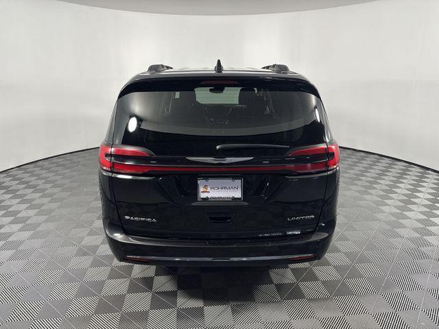 Photo of 2023 Brilliant Black Crystal Pearlcoat Chrysler Pacifica