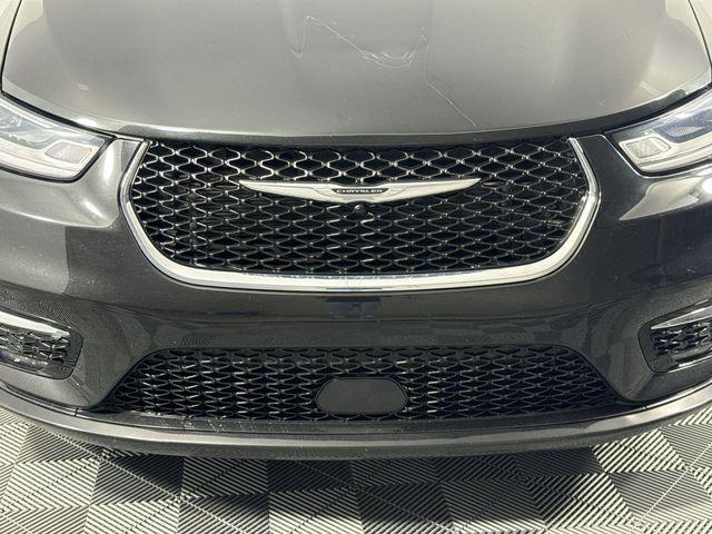 Photo of 2023 Brilliant Black Crystal Pearlcoat Chrysler Pacifica