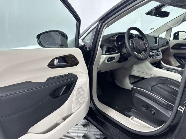 Photo of 2023 Brilliant Black Crystal Pearlcoat Chrysler Pacifica