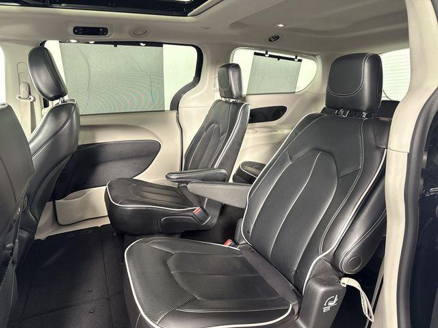 Photo of 2023 Brilliant Black Crystal Pearlcoat Chrysler Pacifica