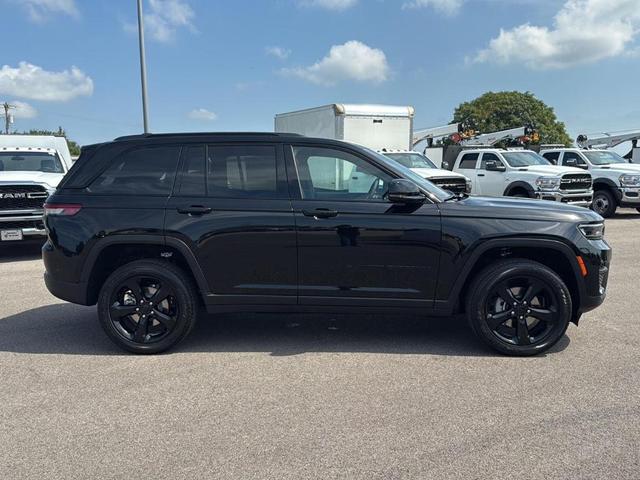 Photo of 2025 Diamond Black Jeep Grand Cherokee