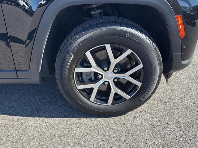 Photo of 2024 Diamond Black Jeep Grand Cherokee L
