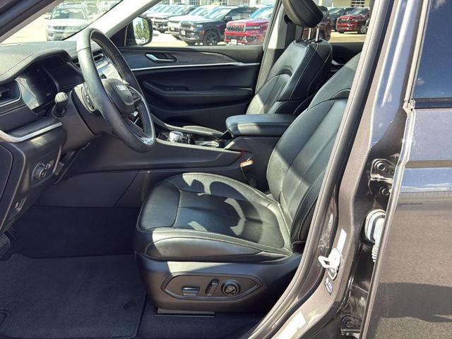 Photo of 2022 Metallic Jeep Grand Cherokee L
