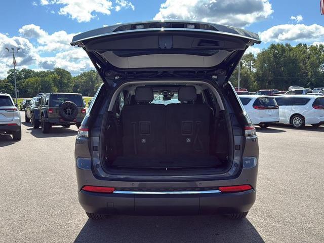 Photo of 2022 Metallic Jeep Grand Cherokee L