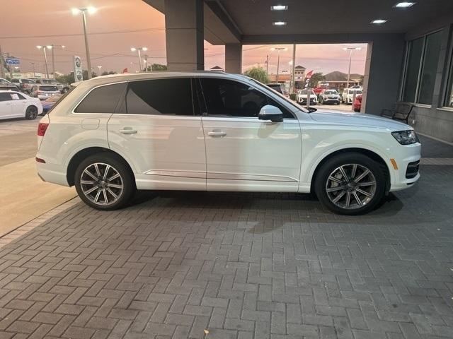 Photo of 2019 White Audi Q7