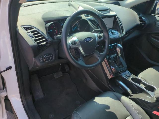 Photo of 2016 White Platinum Metallic Tri-Coat Ford Escape