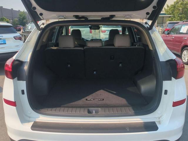 Photo of 2019 Dazzling White Hyundai TUCSON
