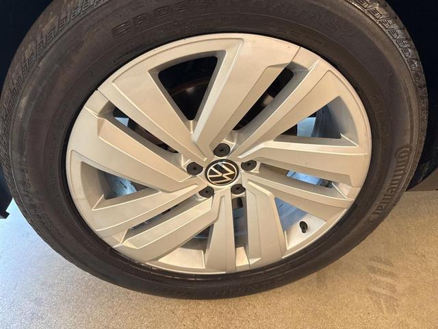 Photo of 2022 Platinum Gray Metallic Volkswagen Atlas Cross Sport