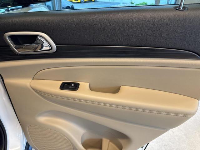 Photo of 2022 Bright White Clearcoat Jeep Grand Cherokee