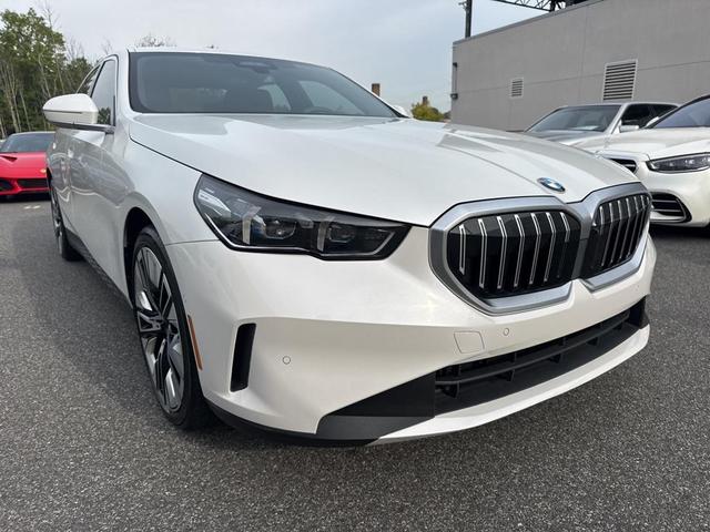 Photo of 2025 Alpine White BMW 540