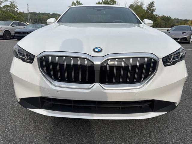 Photo of 2025 Alpine White BMW 540