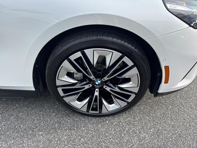 Photo of 2025 Alpine White BMW 540
