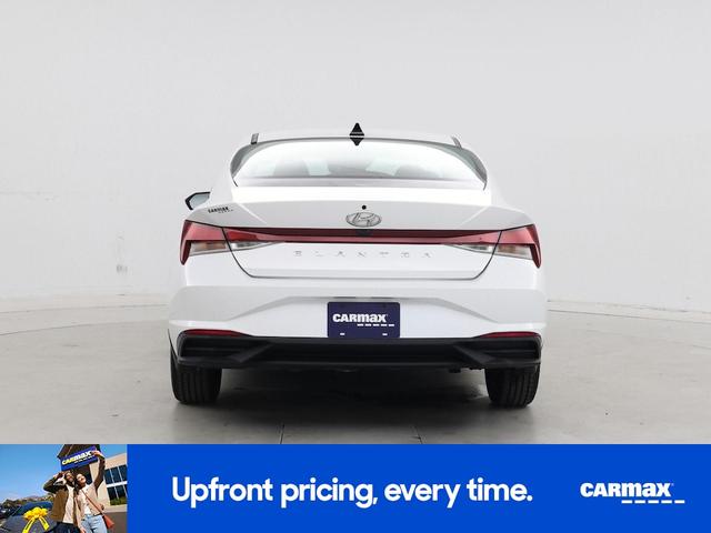 Photo of 2022 White Hyundai ELANTRA