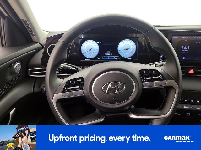 Photo of 2022 White Hyundai ELANTRA