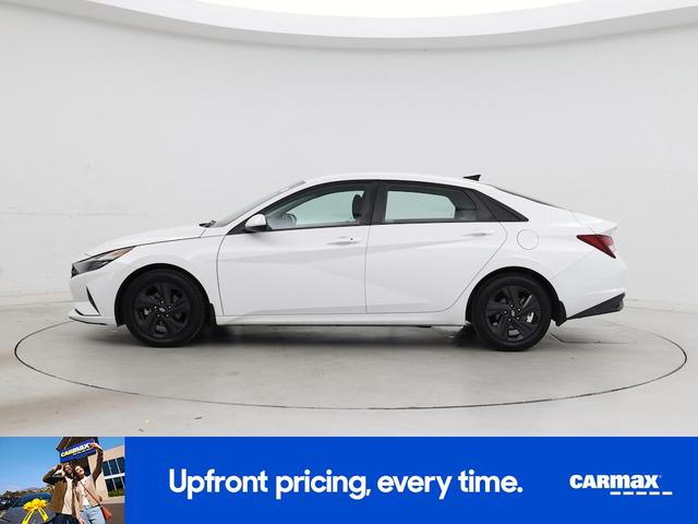 Photo of 2022 White Hyundai ELANTRA