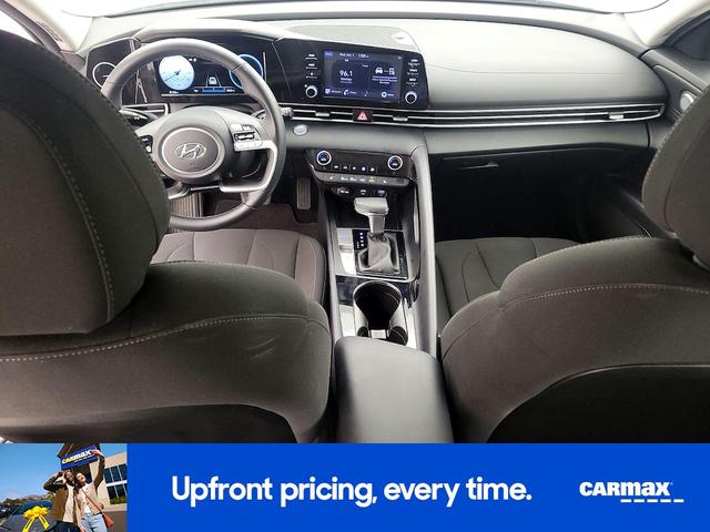 Photo of 2022 White Hyundai ELANTRA