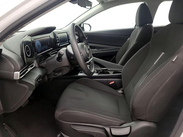 Photo of 2022 White Hyundai ELANTRA