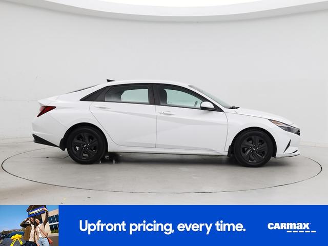 Photo of 2022 White Hyundai ELANTRA