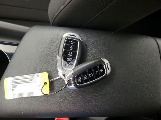 Photo of 2022 White Hyundai ELANTRA