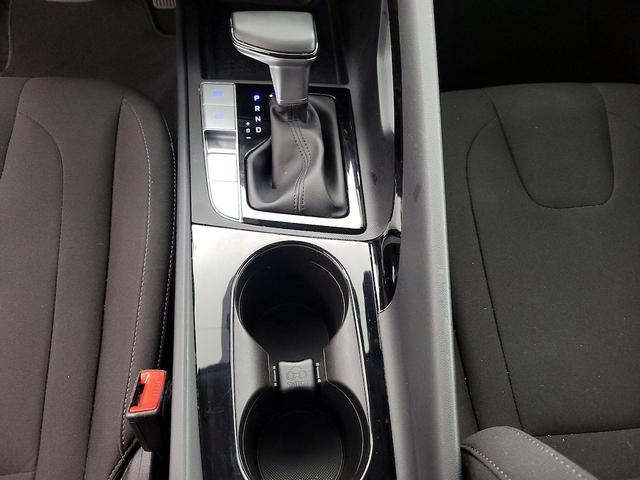 Photo of 2022 White Hyundai ELANTRA