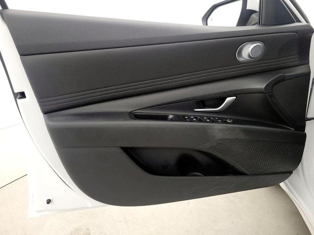 Photo of 2022 White Hyundai ELANTRA