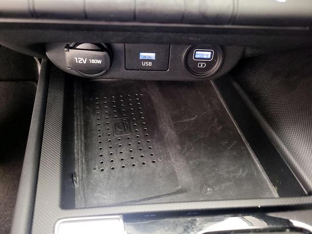 Photo of 2022 White Hyundai ELANTRA