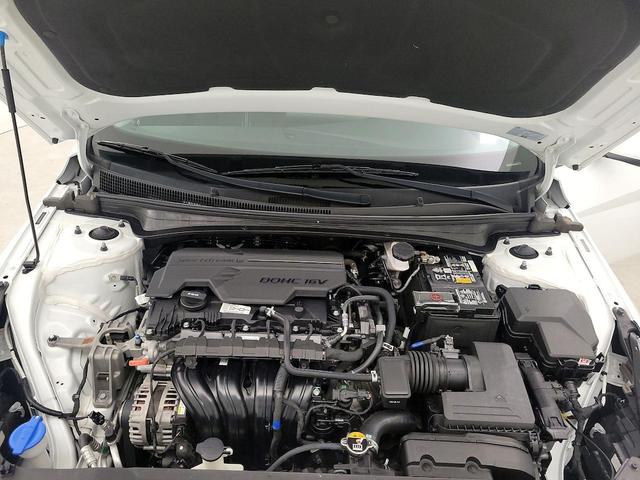 Photo of 2022 White Hyundai ELANTRA