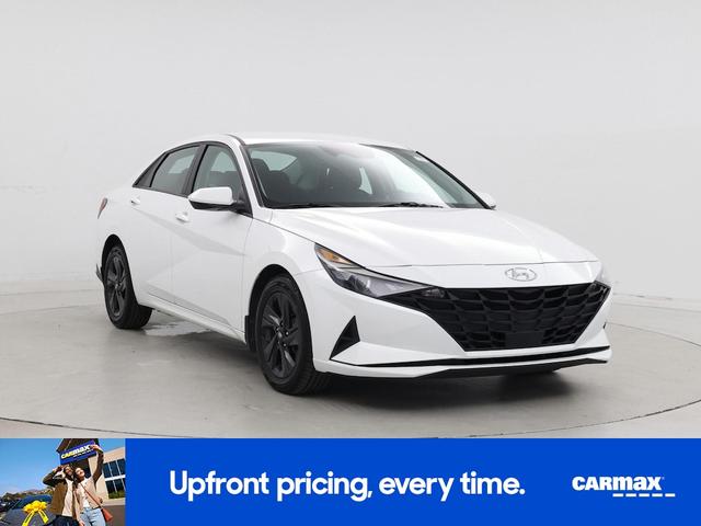 Photo of 2022 White Hyundai ELANTRA