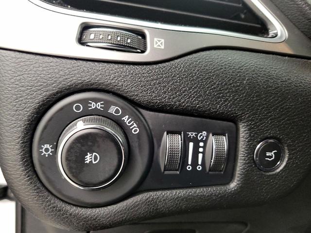Photo of 2021 White Jeep Cherokee