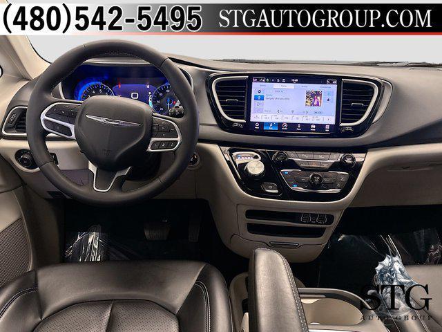 Photo of 2023 Brilliant Black Crystal Pearlcoat Chrysler Pacifica
