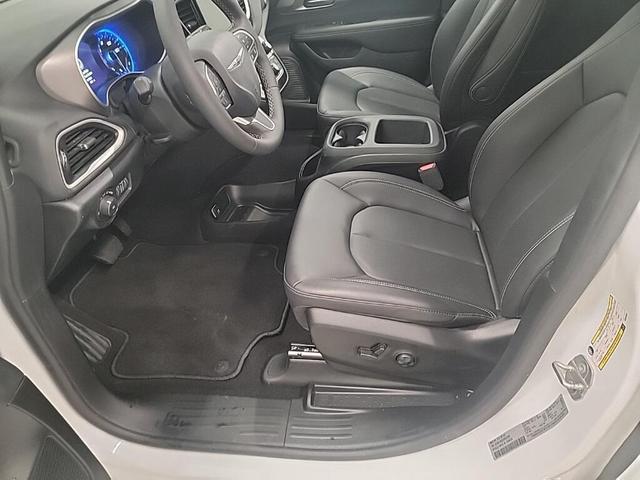 Photo of 2025 Bright White Clearcoat Chrysler Pacifica