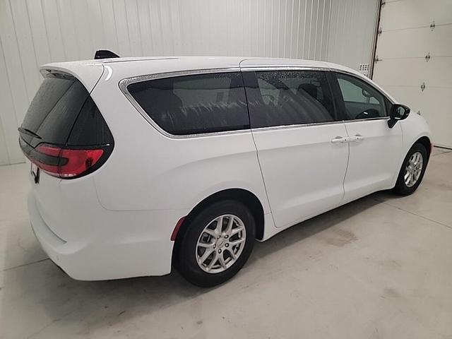 Photo of 2025 Bright White Clearcoat Chrysler Pacifica