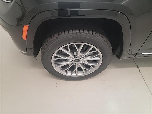 Photo of 2025 Diamond Black Crystal Pearlcoat Jeep Grand Cherokee L