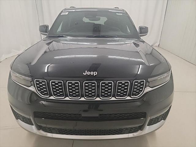 Photo of 2025 Diamond Black Crystal Pearlcoat Jeep Grand Cherokee L