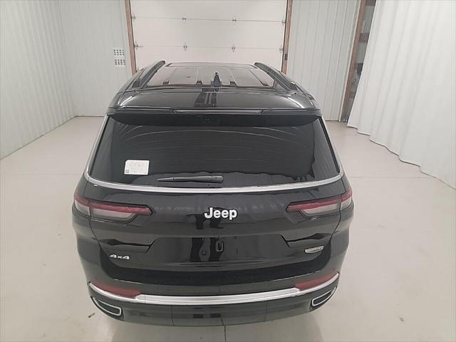 Photo of 2025 Diamond Black Crystal Pearlcoat Jeep Grand Cherokee L