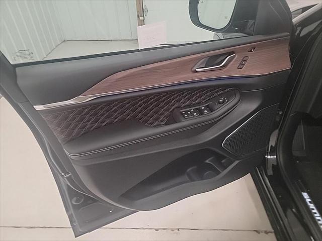 Photo of 2025 Diamond Black Crystal Pearlcoat Jeep Grand Cherokee L