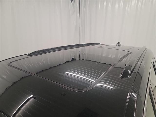 Photo of 2025 Diamond Black Crystal Pearlcoat Jeep Grand Cherokee L
