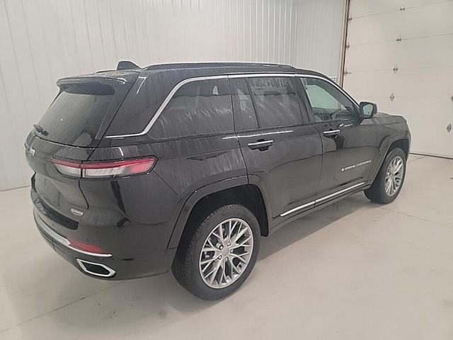 Photo of 2025 Diamond Black Crystal Pearlcoat Jeep Grand Cherokee