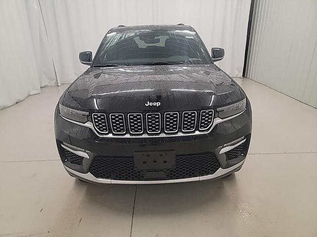 Photo of 2025 Diamond Black Crystal Pearlcoat Jeep Grand Cherokee