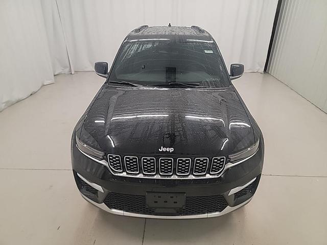 Photo of 2025 Diamond Black Crystal Pearlcoat Jeep Grand Cherokee