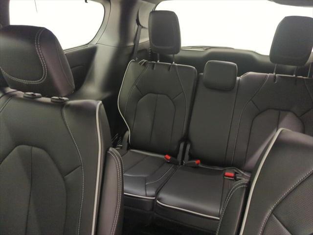 Photo of 2025 Fathom Blue Pearlcoat Chrysler Pacifica