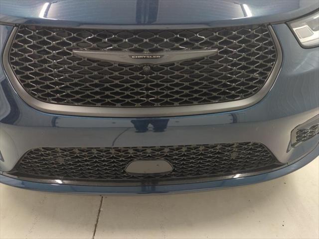 Photo of 2025 Fathom Blue Pearlcoat Chrysler Pacifica