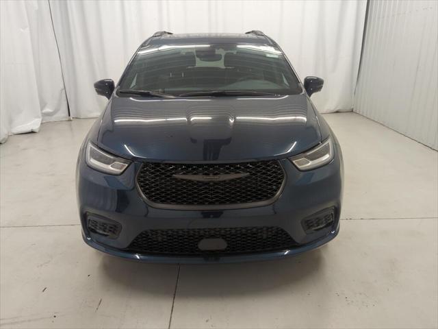 Photo of 2025 Fathom Blue Pearlcoat Chrysler Pacifica